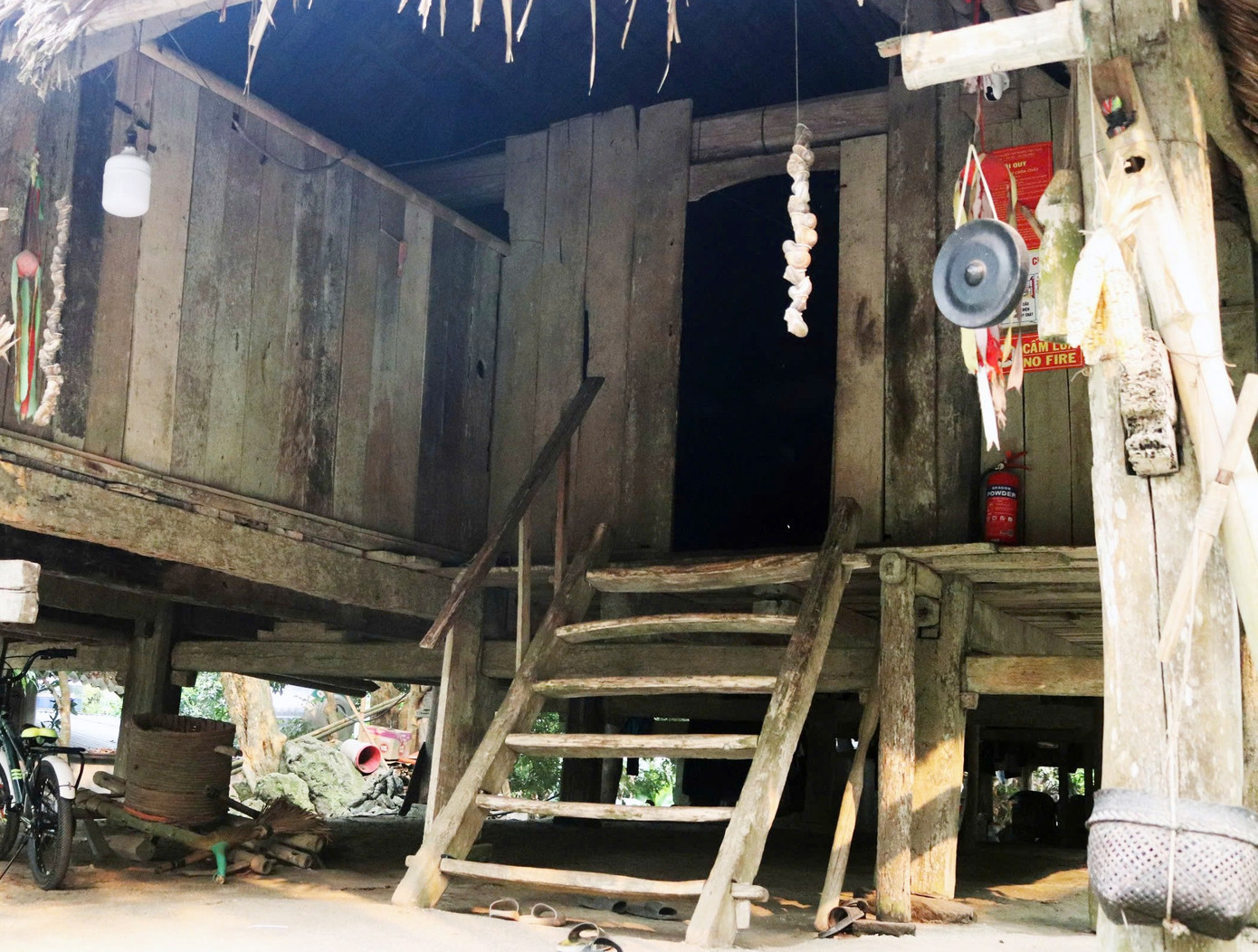 Ngắm những nếp nhà sàn nguyên sơ của người Mường ở làng du lịch- Ảnh 9.