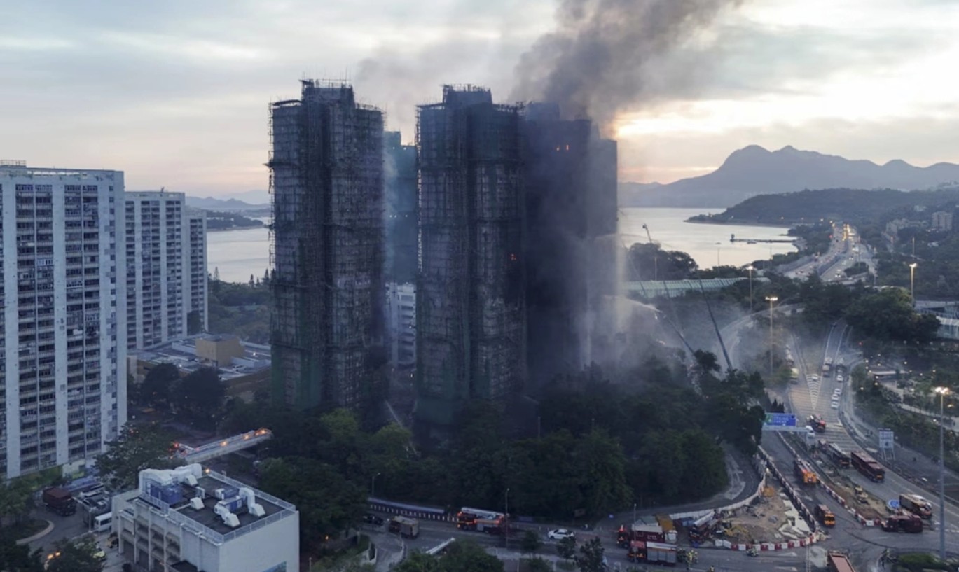 Dựng lại hiện trường: Giàn giáo tre dày như mạng nhện trở thành mồi lửa khiến chung cư của hơn 4.000 cư dân thành ngọn đuốc sống- Ảnh 1.