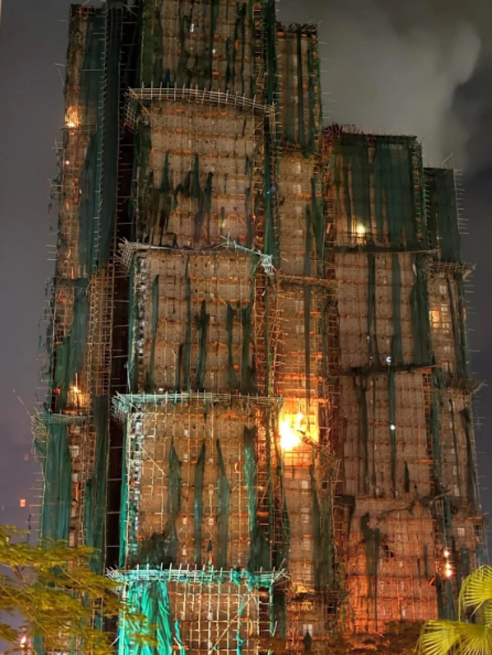 Cháy chung cư Hồng Kông: Tiết lộ của cư dân kèm ảnh hiện trường gây bất ngờ- Ảnh 1.