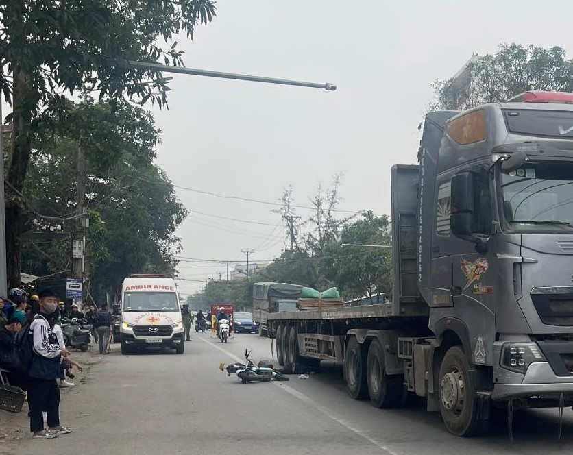 Đi khám bệnh về, cụ ông 79 tuổi va chạm với xe đầu kéo, bị cán tử vong- Ảnh 1.