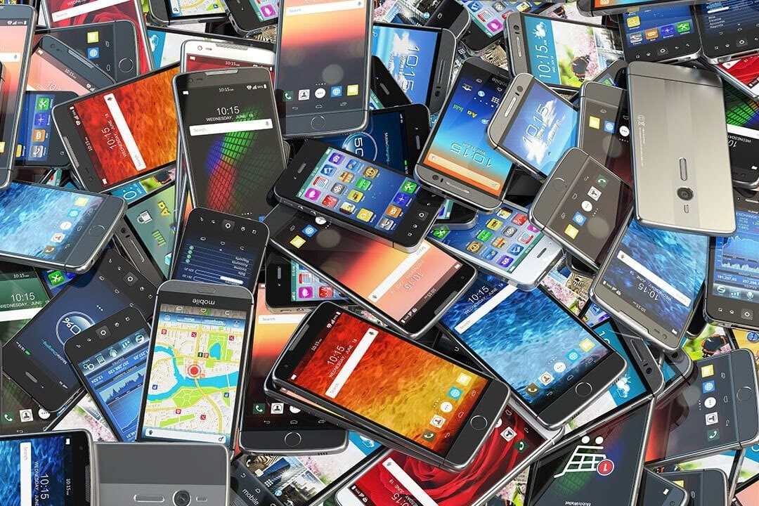 Nhận tin mật rồi đột kích một ngôi nhà, công an Ấn Độ triệt phá đường dây sản xuất điện thoại giả suốt 2 năm, tịch thu hơn 1.800 chiếc cùng phần mềm gian lận số IMEI- Ảnh 1.