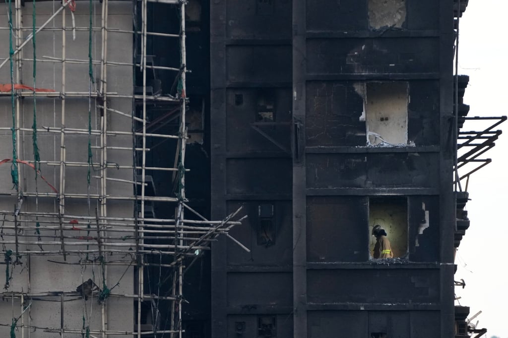 Bên trong những căn hộ đã cháy hết, chỉ còn lại thương đau ở Hong Kong (Trung Quốc)- Ảnh 2.