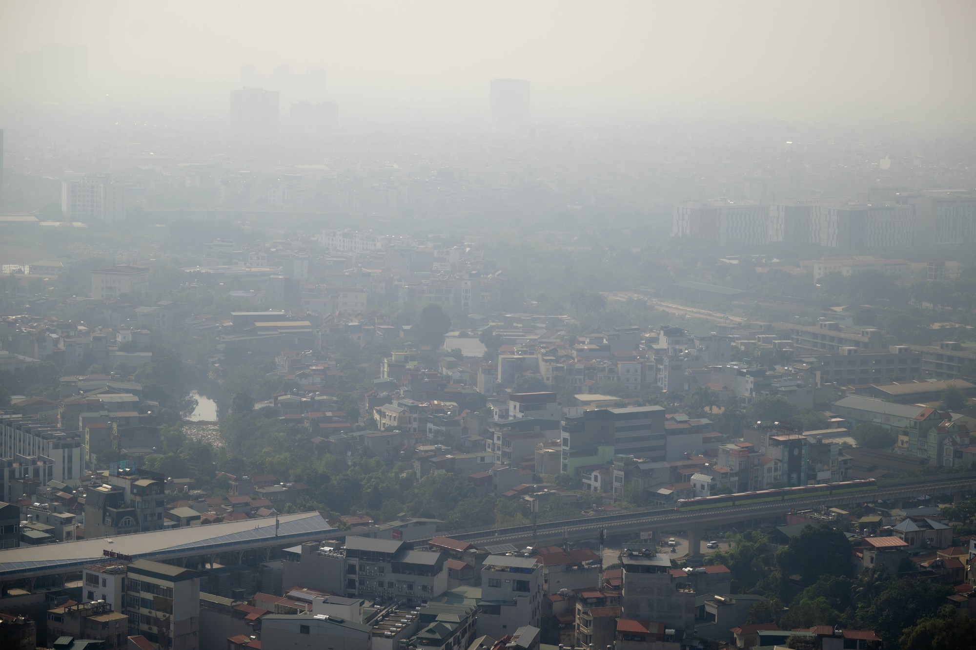 Chùm ảnh, clip: Hà Nội chìm trong bụi mịn dày đặc- Ảnh 8. Chùm ảnh, clip: Hà Nội chìm trong bụi mịn dày đặc- Ảnh 8.