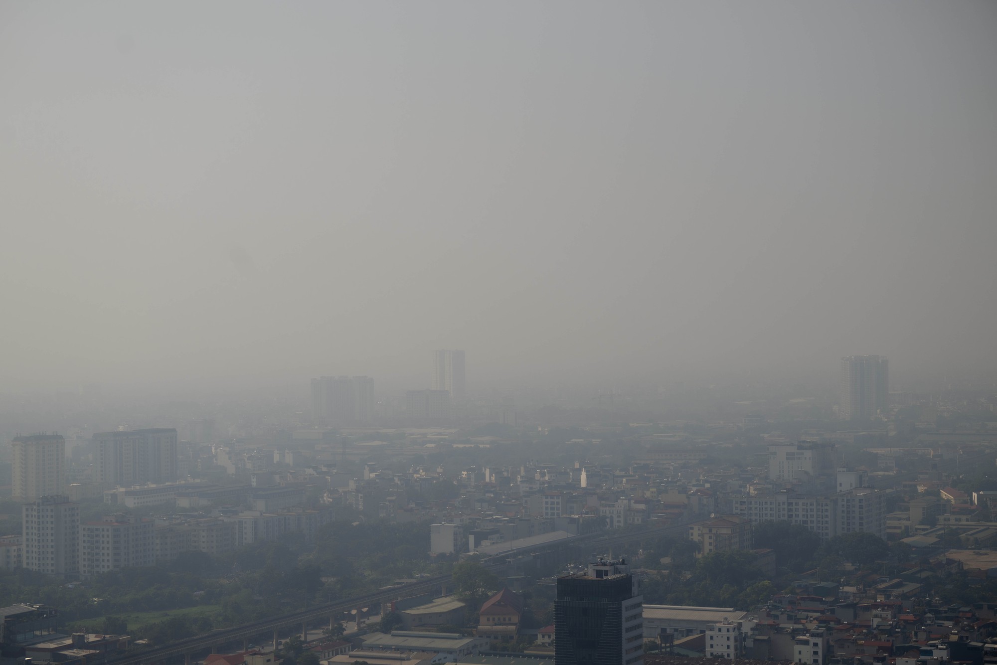 Chùm ảnh, clip: Hà Nội chìm trong bụi mịn dày đặc- Ảnh 2. Chùm ảnh, clip: Hà Nội chìm trong bụi mịn dày đặc- Ảnh 2.