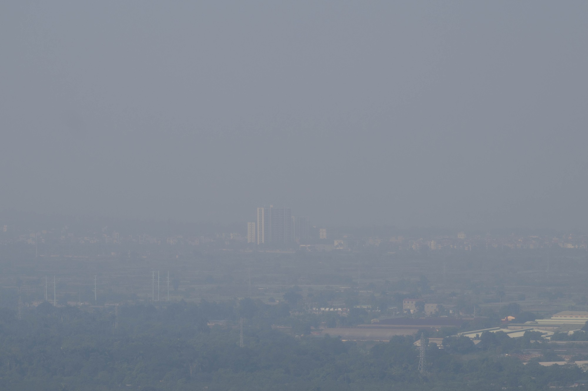 Chùm ảnh, clip: Hà Nội chìm trong bụi mịn dày đặc- Ảnh 9. Chùm ảnh, clip: Hà Nội chìm trong bụi mịn dày đặc- Ảnh 9.