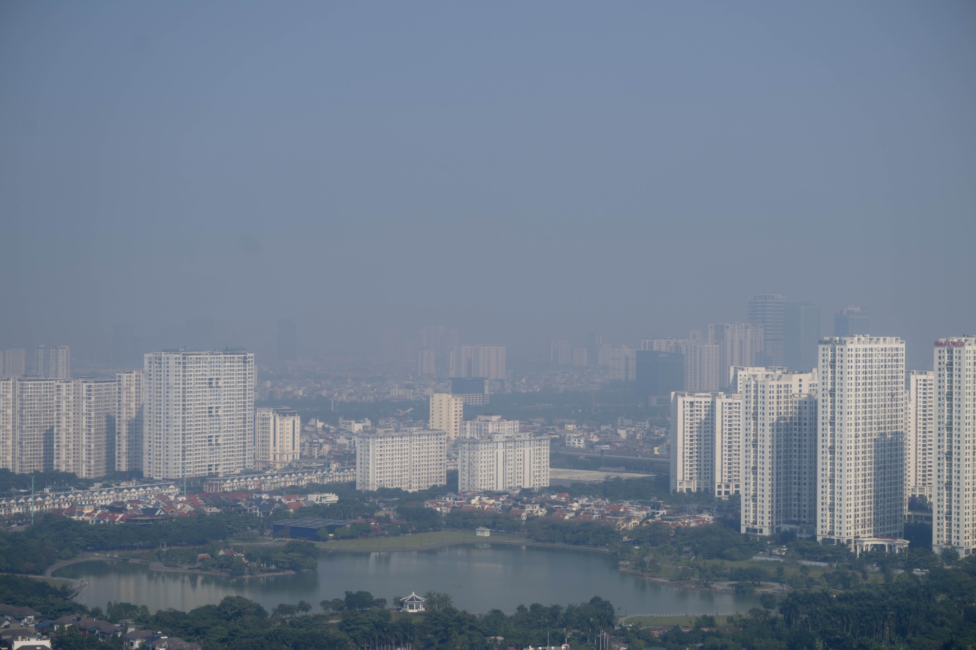 Chùm ảnh, clip: Hà Nội chìm trong bụi mịn dày đặc- Ảnh 7. Chùm ảnh, clip: Hà Nội chìm trong bụi mịn dày đặc- Ảnh 7.