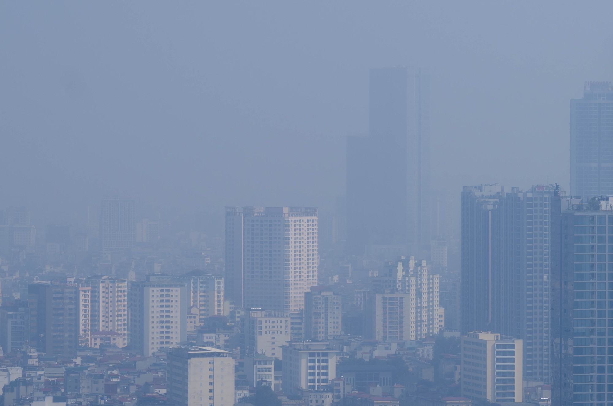 Chùm ảnh, clip: Hà Nội chìm trong bụi mịn dày đặc- Ảnh 3. Chùm ảnh, clip: Hà Nội chìm trong bụi mịn dày đặc- Ảnh 3.