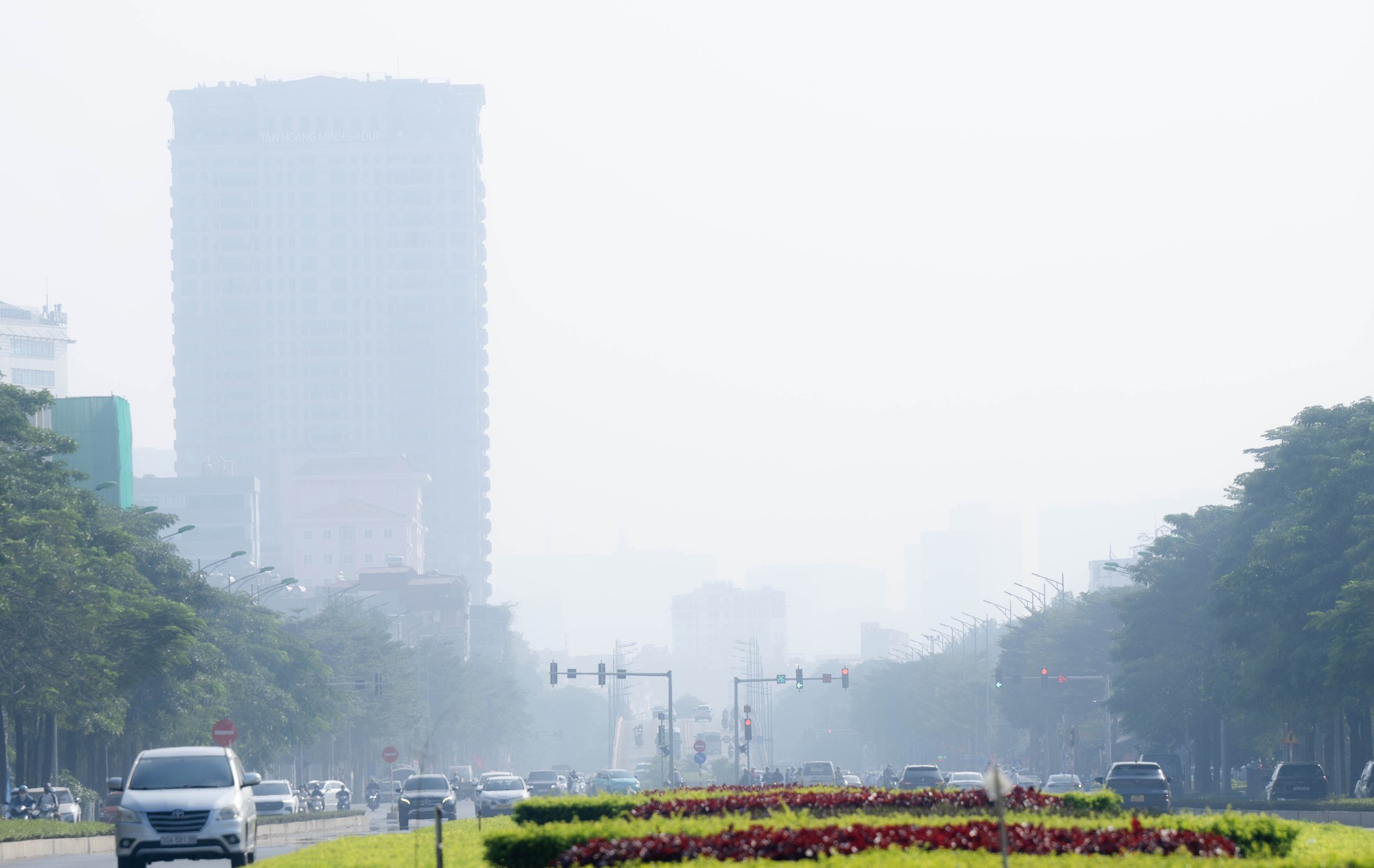 Chùm ảnh, clip: Hà Nội chìm trong bụi mịn dày đặc- Ảnh 12. Chùm ảnh, clip: Hà Nội chìm trong bụi mịn dày đặc- Ảnh 12.