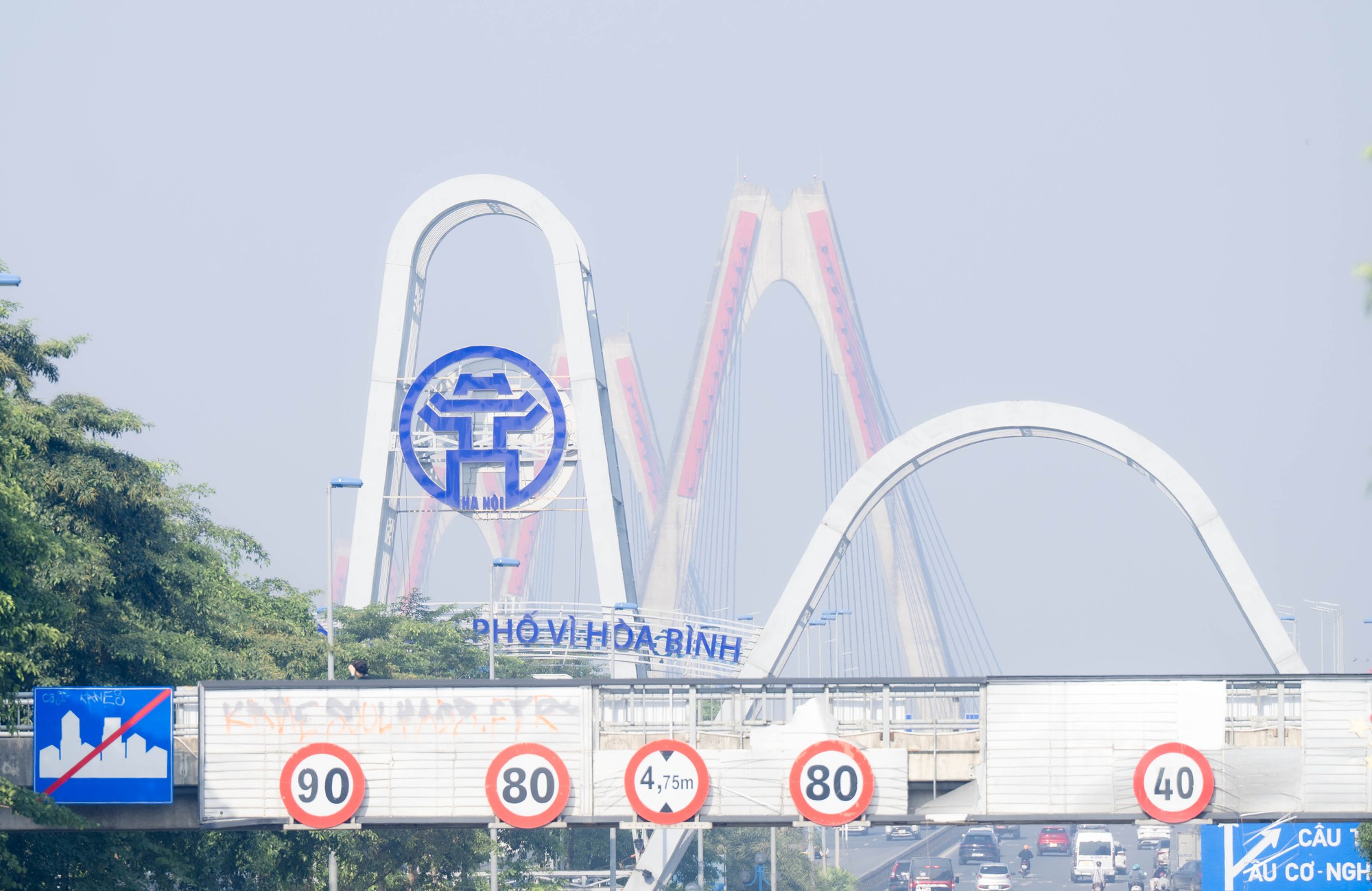 Chùm ảnh, clip: Hà Nội chìm trong bụi mịn dày đặc- Ảnh 16. Chùm ảnh, clip: Hà Nội chìm trong bụi mịn dày đặc- Ảnh 16.