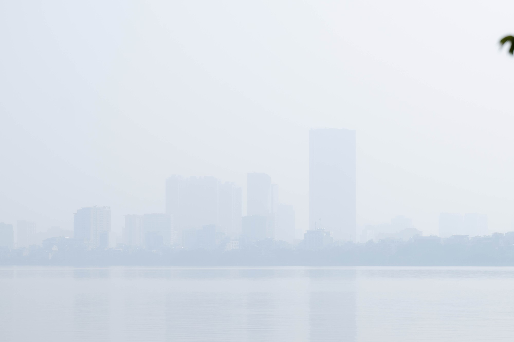 Chùm ảnh, clip: Hà Nội chìm trong bụi mịn dày đặc- Ảnh 15. Chùm ảnh, clip: Hà Nội chìm trong bụi mịn dày đặc- Ảnh 15.