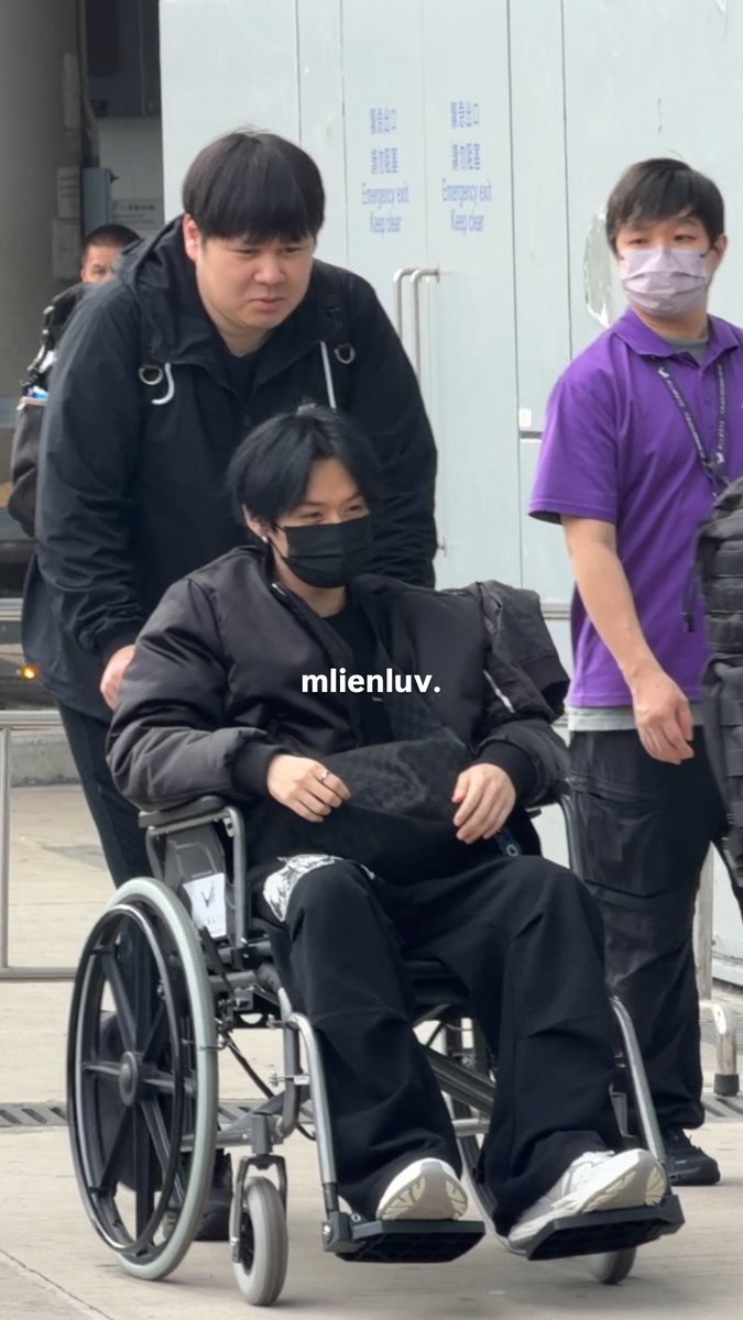 2 ngôi sao ngồi xe lăn trở về từ MAMA 2025, chuyện nghiêm trọng gì đã xảy ra?- Ảnh 6. 2 ngôi sao ngồi xe lăn trở về từ MAMA 2025, chuyện nghiêm trọng gì đã xảy ra?- Ảnh 6.