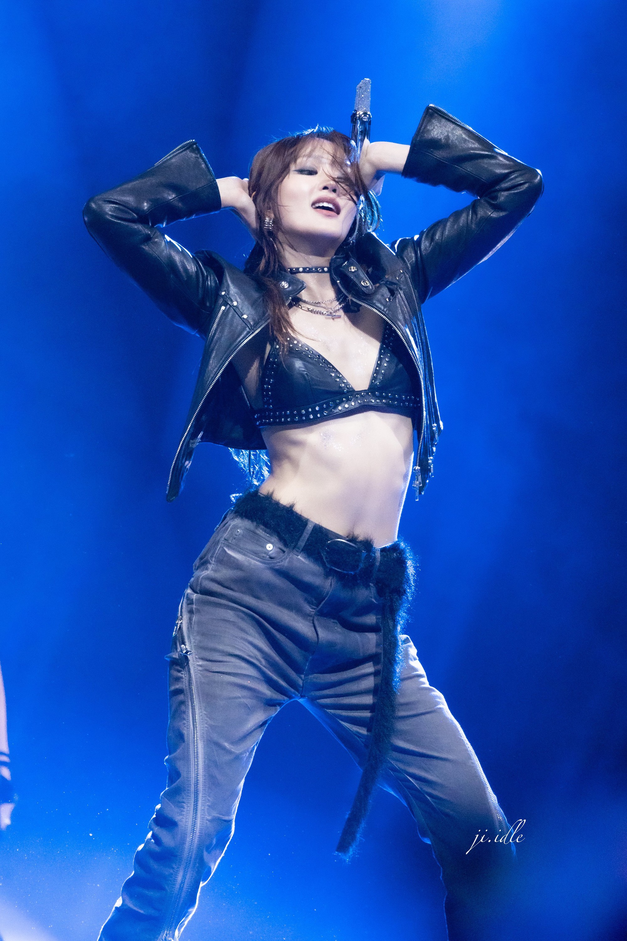 2 ngôi sao ngồi xe lăn trở về từ MAMA 2025, chuyện nghiêm trọng gì đã xảy ra?- Ảnh 1. 2 ngôi sao ngồi xe lăn trở về từ MAMA 2025, chuyện nghiêm trọng gì đã xảy ra?- Ảnh 1.