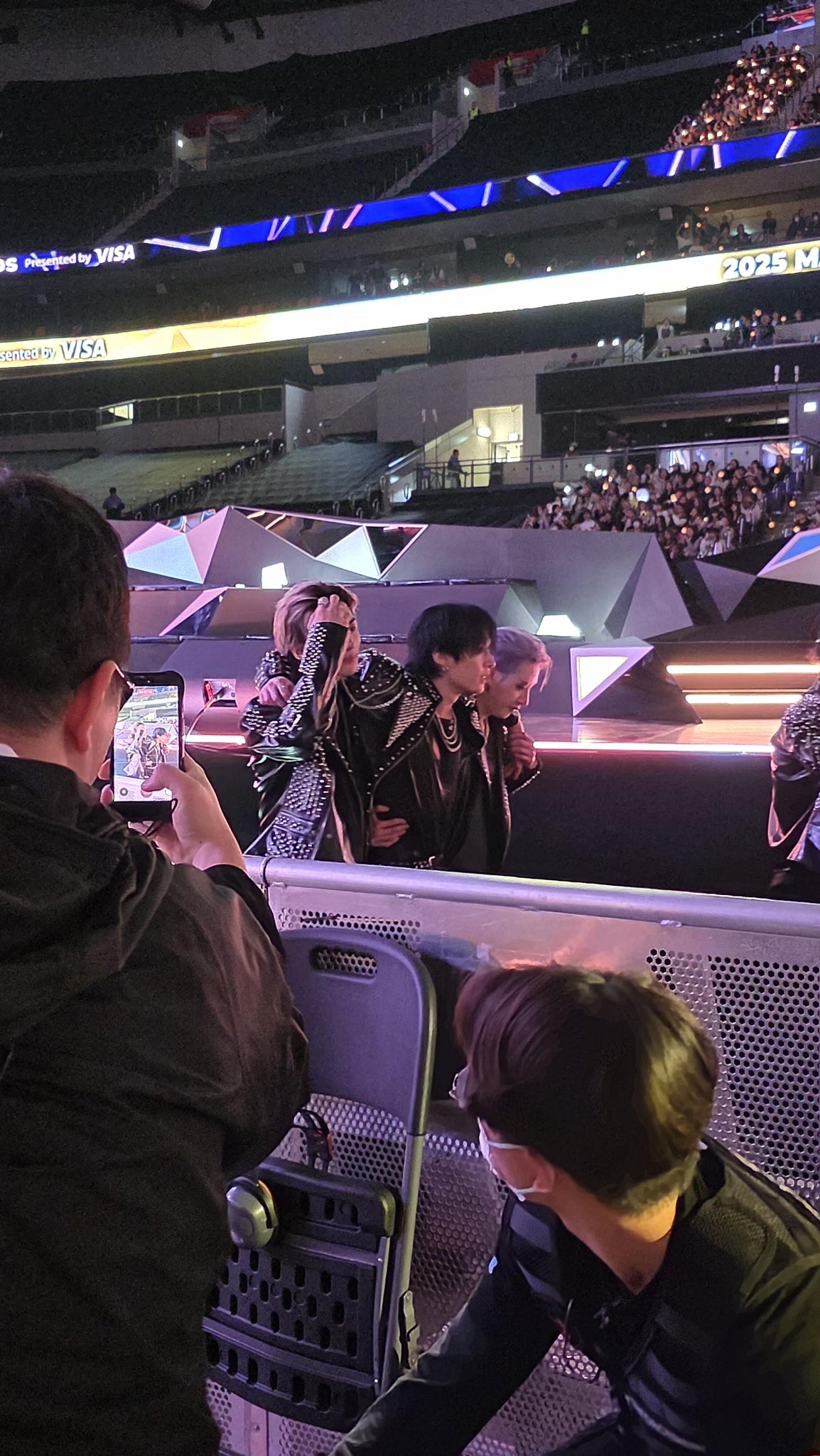 2 ngôi sao ngồi xe lăn trở về từ MAMA 2025, chuyện nghiêm trọng gì đã xảy ra?- Ảnh 5. 2 ngôi sao ngồi xe lăn trở về từ MAMA 2025, chuyện nghiêm trọng gì đã xảy ra?- Ảnh 5.