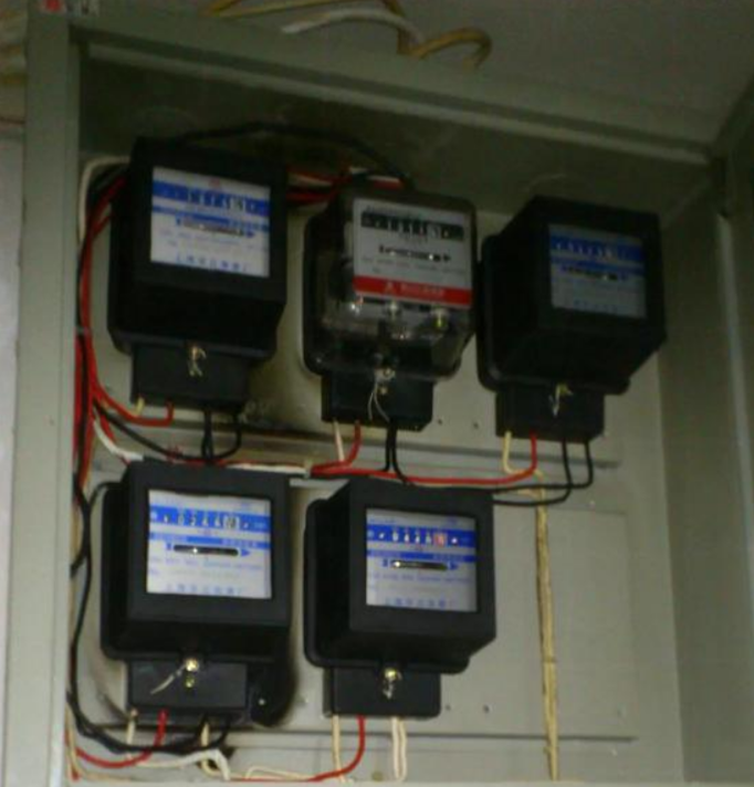 Phát hiện dòng điện bất thường trong 1 khách sạn, cơ quan chức năng vào cuộc điều tra, tóm gọn đối tượng "trộm" hơn 700.000 kWh điện- Ảnh 1.