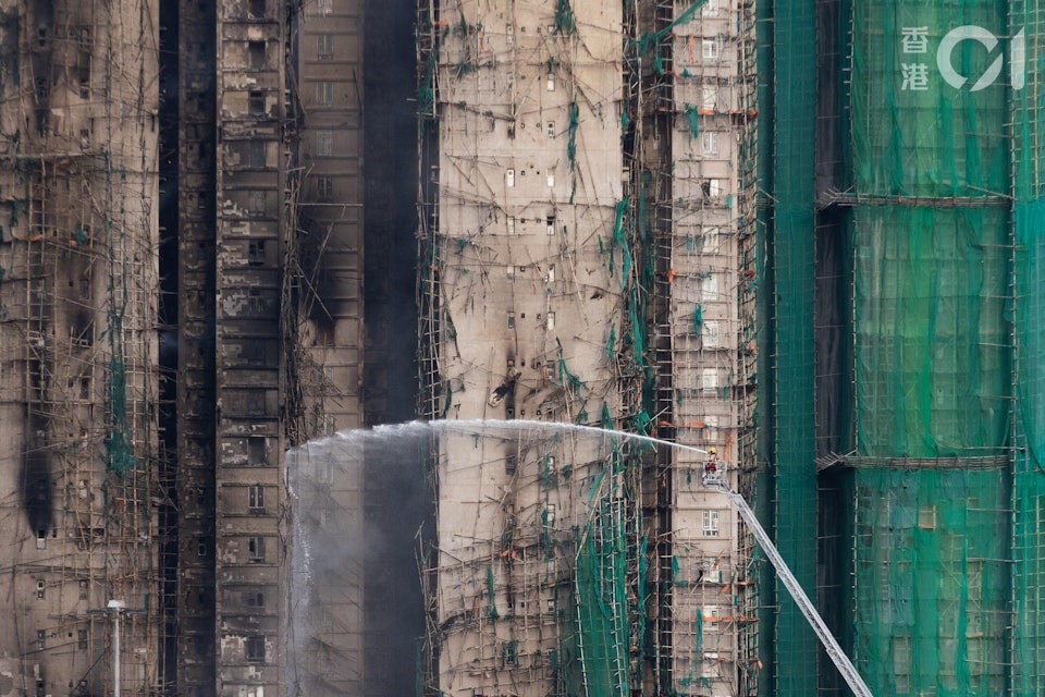 Cháy chung cư Hồng Kông: Tiết lộ của cư dân kèm ảnh hiện trường gây bất ngờ- Ảnh 4.