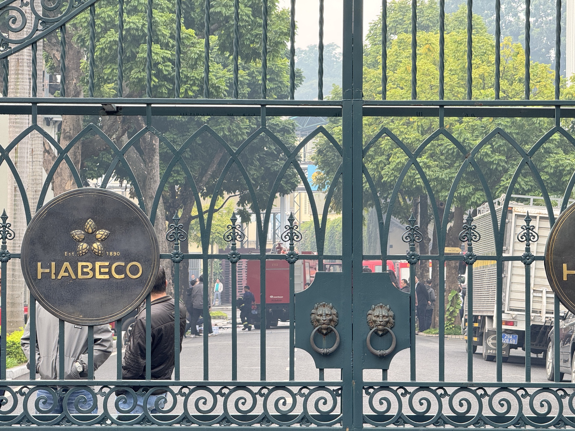 Hiện trường vụ cháy Nhà máy Bia Hà Nội Habeco- Ảnh 2. Hiện trường vụ cháy Nhà máy Bia Hà Nội Habeco- Ảnh 2.