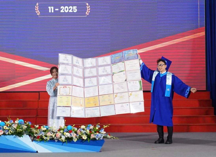 "Kho báu" của thủ khoa Bách khoa TP.HCM gây sốt tại lễ tốt nghiệp- Ảnh 1.