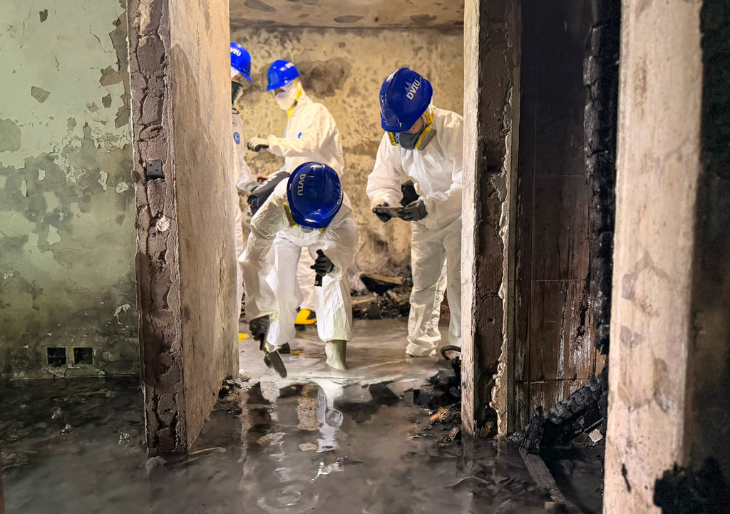 Bên trong những căn hộ đã cháy hết, chỉ còn lại thương đau ở Hong Kong (Trung Quốc)- Ảnh 4.