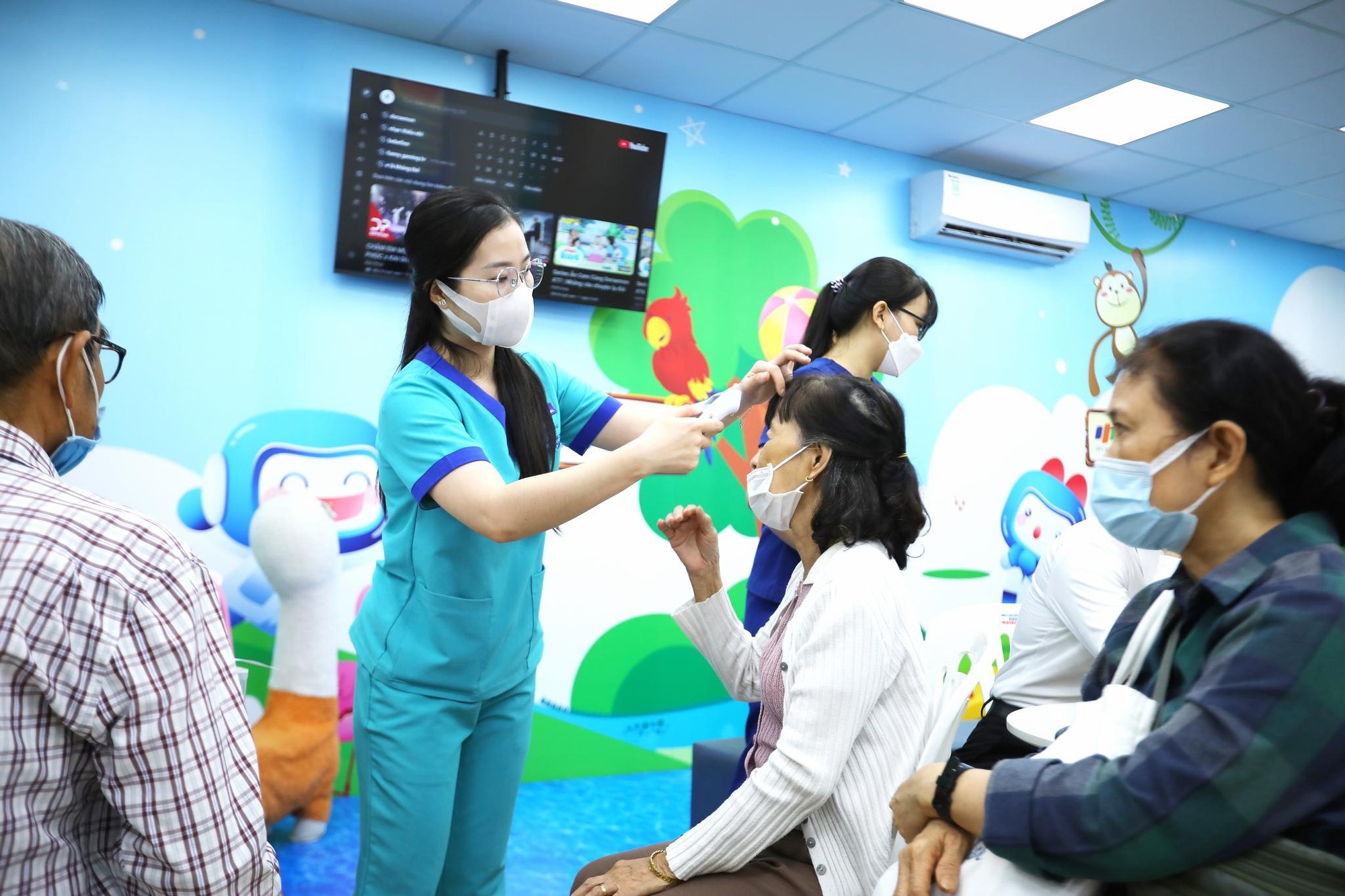 Tăng cường miễn dịch - lá chắn vững vàng cho người bệnh mạn tính phòng cúm mùa trong thời tiết cực đoan- Ảnh 2. Tăng cường miễn dịch - lá chắn vững vàng cho người bệnh mạn tính phòng cúm mùa trong thời tiết cực đoan- Ảnh 2.