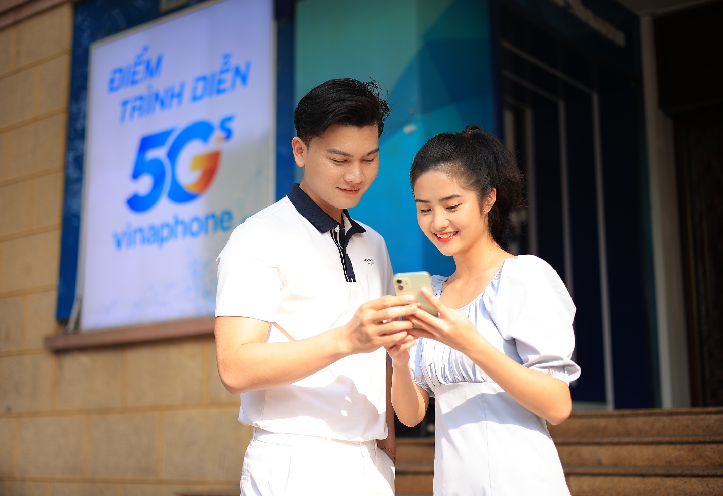 VNPT mở hàng Tết 2026 bằng loạt quà công nghệ siêu xịn: iPhone 17 “bay” về tay khách hàng trên toàn quốc- Ảnh 3. VNPT mở hàng Tết 2026 bằng loạt quà công nghệ siêu xịn: iPhone 17 “bay” về tay khách hàng trên toàn quốc- Ảnh 3.