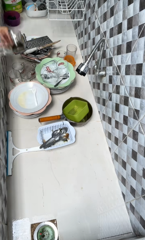 Bồn rửa bát to như bể cá khiến netizen Bồn rửa bát to như bể cá khiến netizen