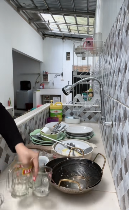 Bồn rửa bát to như bể cá khiến netizen Bồn rửa bát to như bể cá khiến netizen