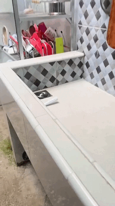 Bồn rửa bát to như bể cá khiến netizen Bồn rửa bát to như bể cá khiến netizen