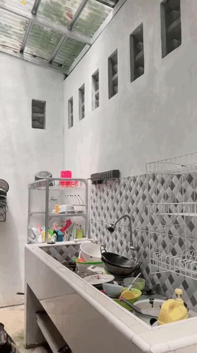 Bồn rửa bát to như bể cá khiến netizen Bồn rửa bát to như bể cá khiến netizen