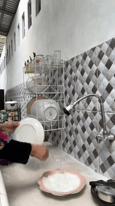 Bồn rửa bát to như bể cá khiến netizen Bồn rửa bát to như bể cá khiến netizen