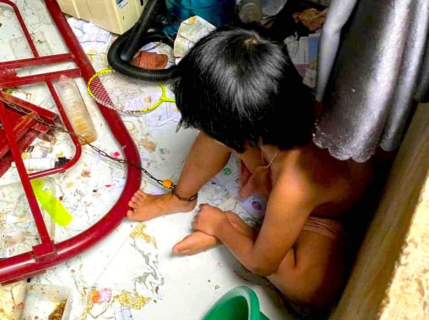 Vụ xích chân con gái 9 tuổi vào giường: Công an triệu tập người cha- Ảnh 2.