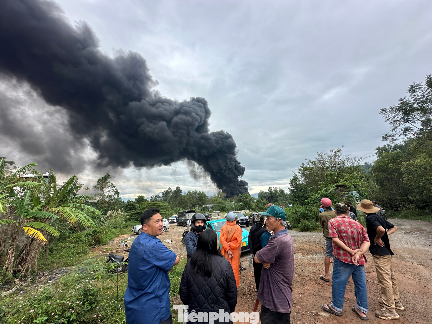 Cháy kho bãi kinh hoàng ở Đà Nẵng, khói đen che kín cả mảng trời- Ảnh 2.