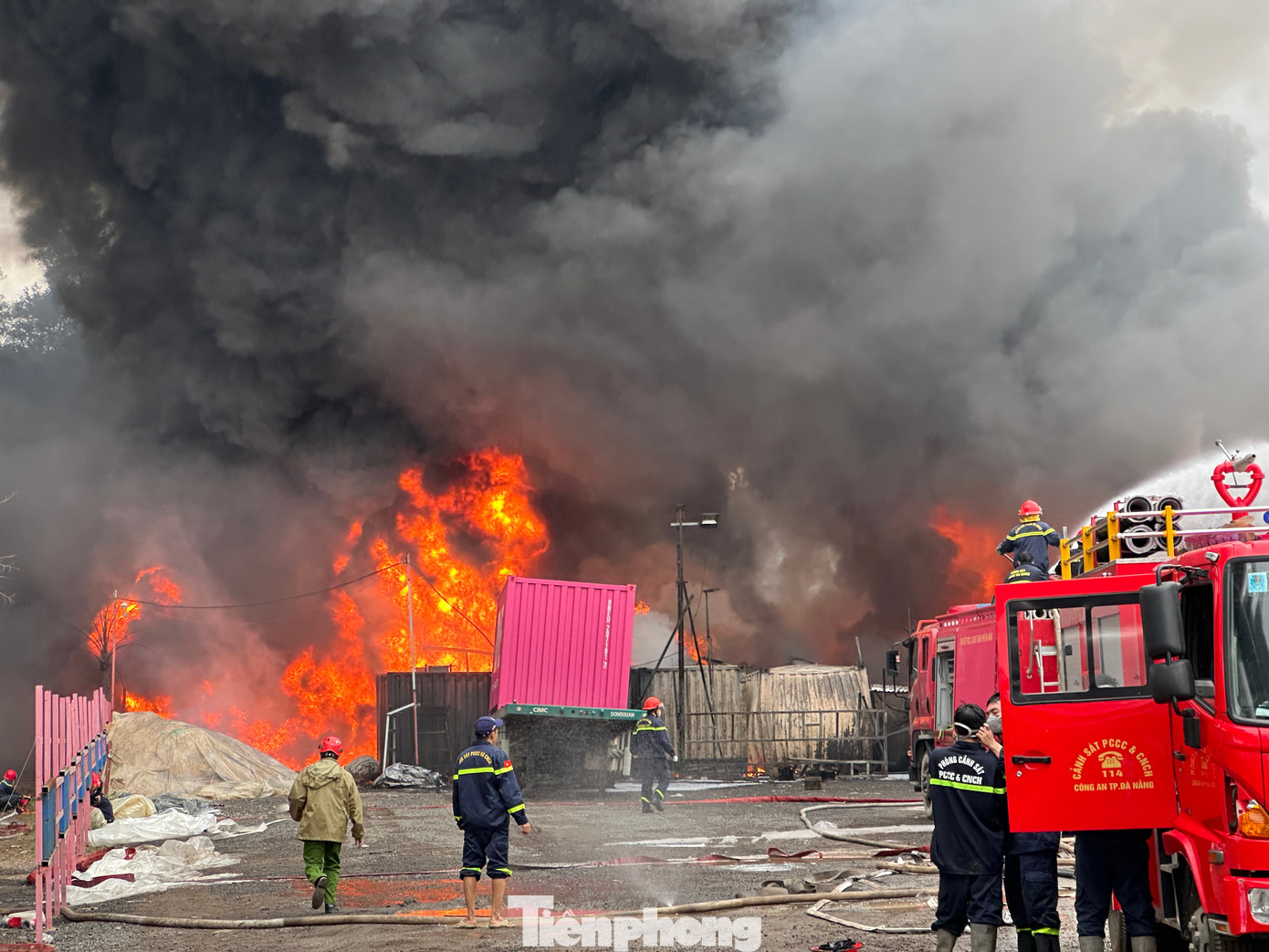 Cháy kho bãi kinh hoàng ở Đà Nẵng, khói đen che kín cả mảng trời- Ảnh 7.