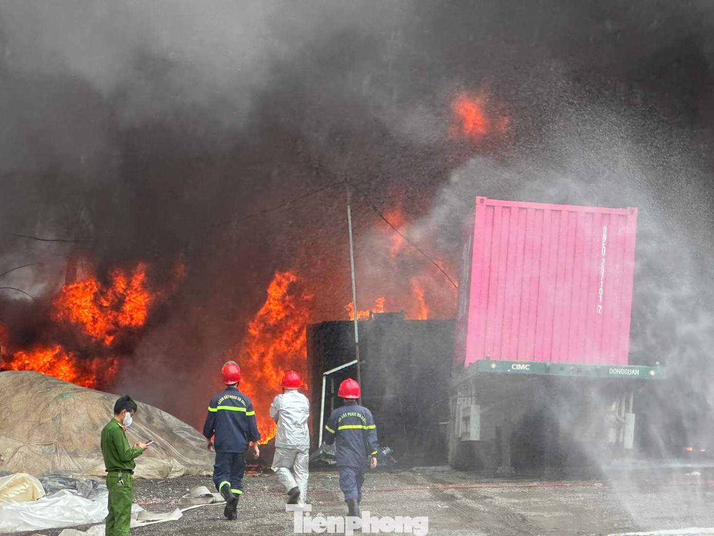 Cháy kho bãi kinh hoàng ở Đà Nẵng, khói đen che kín cả mảng trời- Ảnh 8.