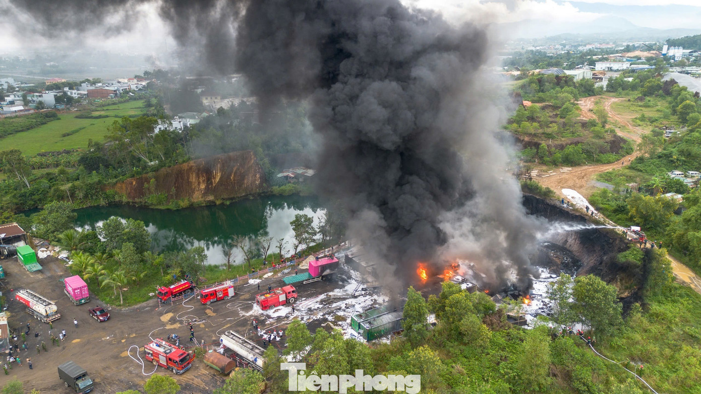 Cháy kho bãi kinh hoàng ở Đà Nẵng, khói đen che kín cả mảng trời- Ảnh 1.