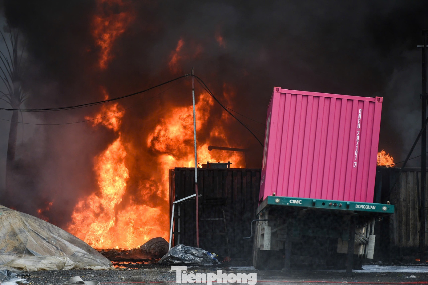 Cháy kho bãi kinh hoàng ở Đà Nẵng, khói đen che kín cả mảng trời- Ảnh 5.