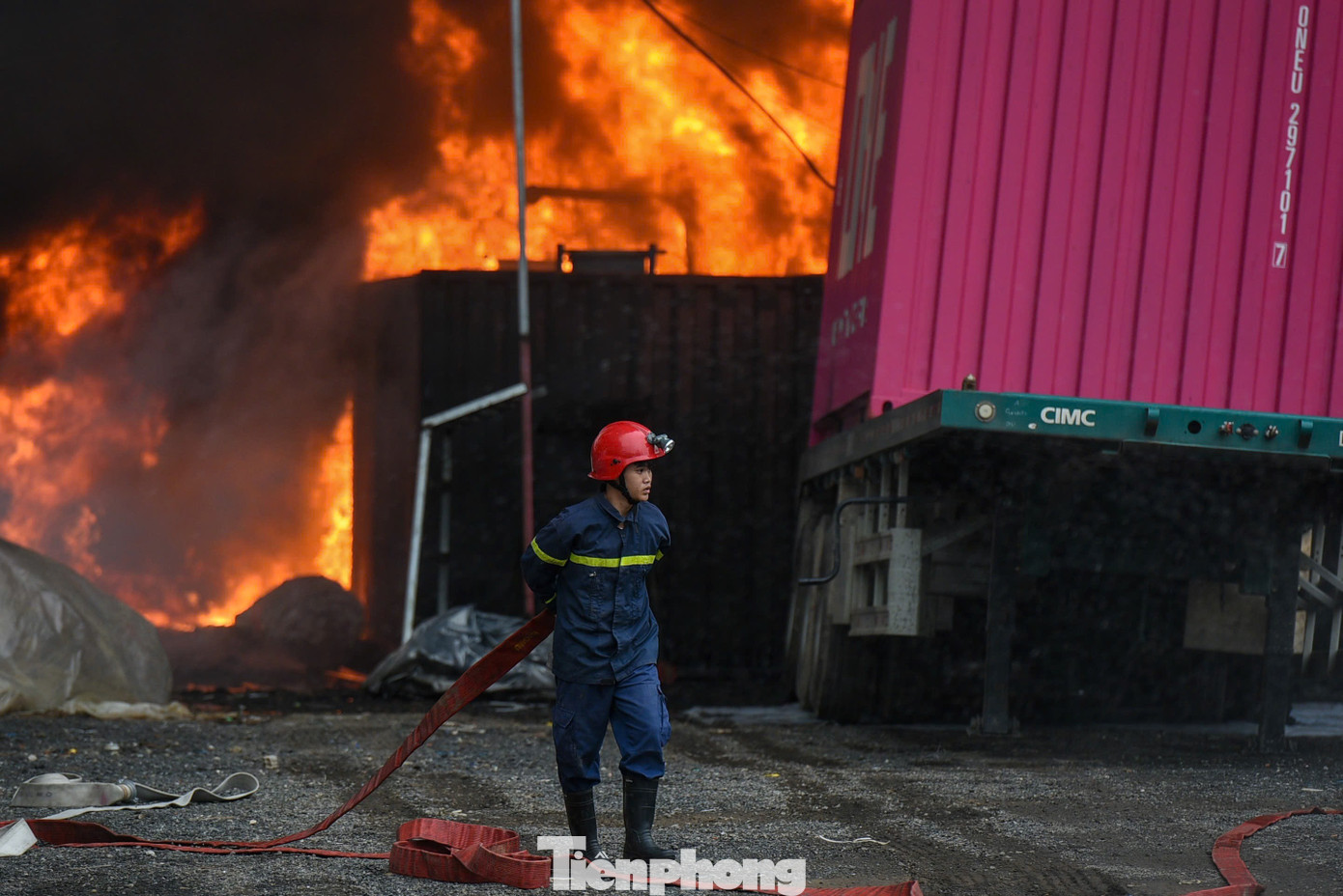 Cháy kho bãi kinh hoàng ở Đà Nẵng, khói đen che kín cả mảng trời- Ảnh 4.