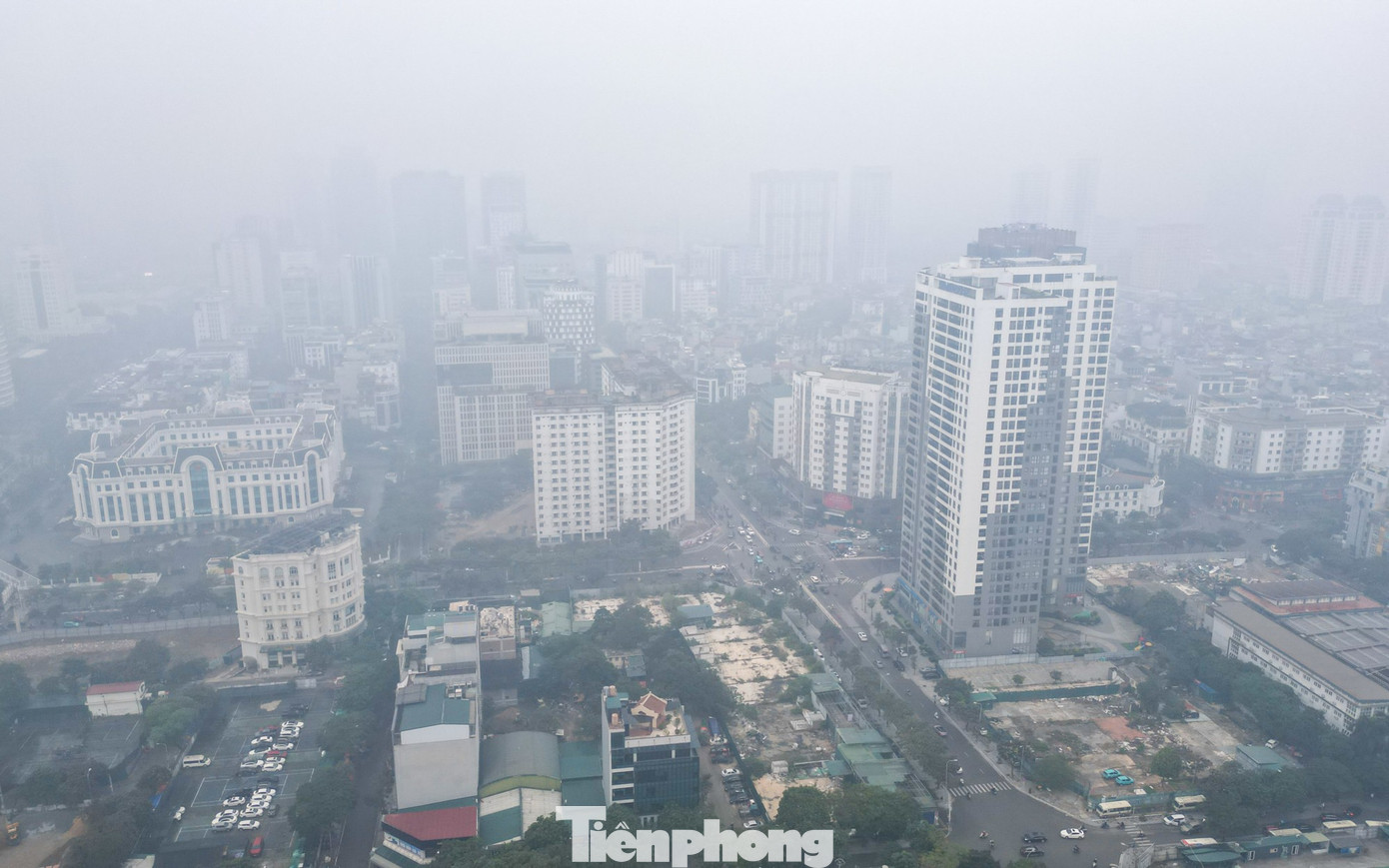 Hà Nội "chìm nghỉm" trong ô nhiễm không khí- Ảnh 1.