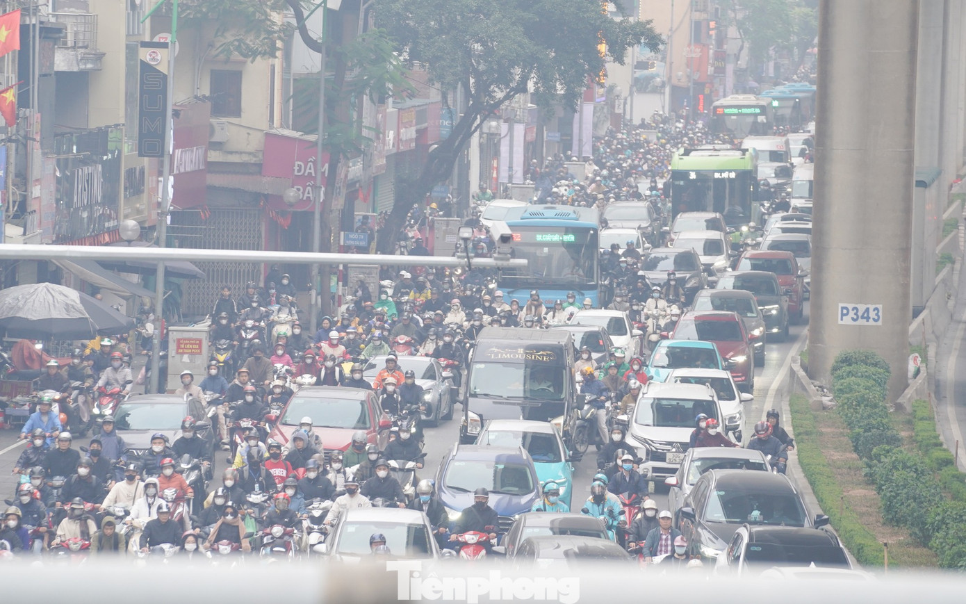 Hà Nội "chìm nghỉm" trong ô nhiễm không khí- Ảnh 12.
