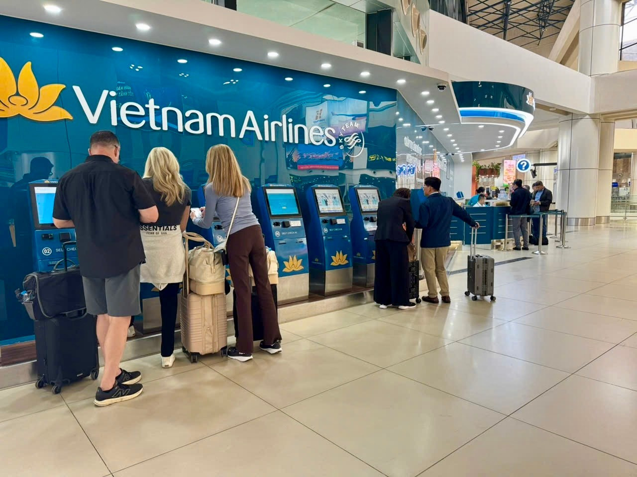Đi máy bay bằng VNeID và kiosks: Thông thoáng, nhẹ tênh- Ảnh 4.