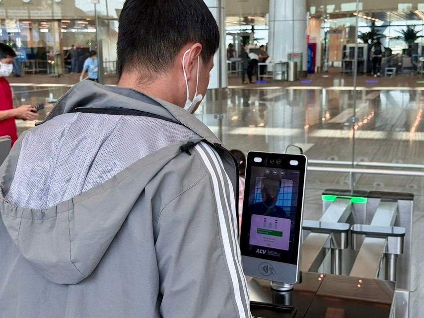 Đi máy bay bằng VNeID và kiosks: Thông thoáng, nhẹ tênh- Ảnh 1.