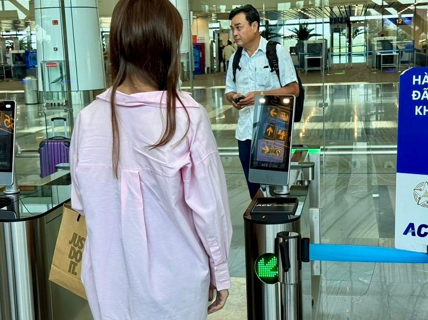 Đi máy bay bằng VNeID và kiosks: Thông thoáng, nhẹ tênh- Ảnh 10.