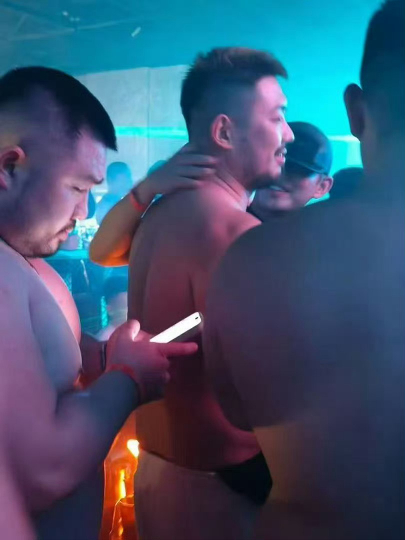 Ảnh đế Yoo Ah In thân mật với trai cởi trần cơ bắp giữa đêm, mối tình với bạn trai đã toang?- Ảnh 1. Ảnh đế Yoo Ah In thân mật với trai cởi trần cơ bắp giữa đêm, mối tình với bạn trai đã toang?- Ảnh 1.