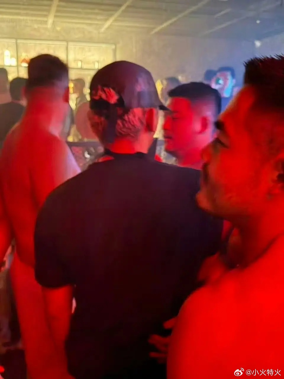 Ảnh đế Yoo Ah In thân mật với trai cởi trần cơ bắp giữa đêm, mối tình với bạn trai đã toang?- Ảnh 2. Ảnh đế Yoo Ah In thân mật với trai cởi trần cơ bắp giữa đêm, mối tình với bạn trai đã toang?- Ảnh 2.