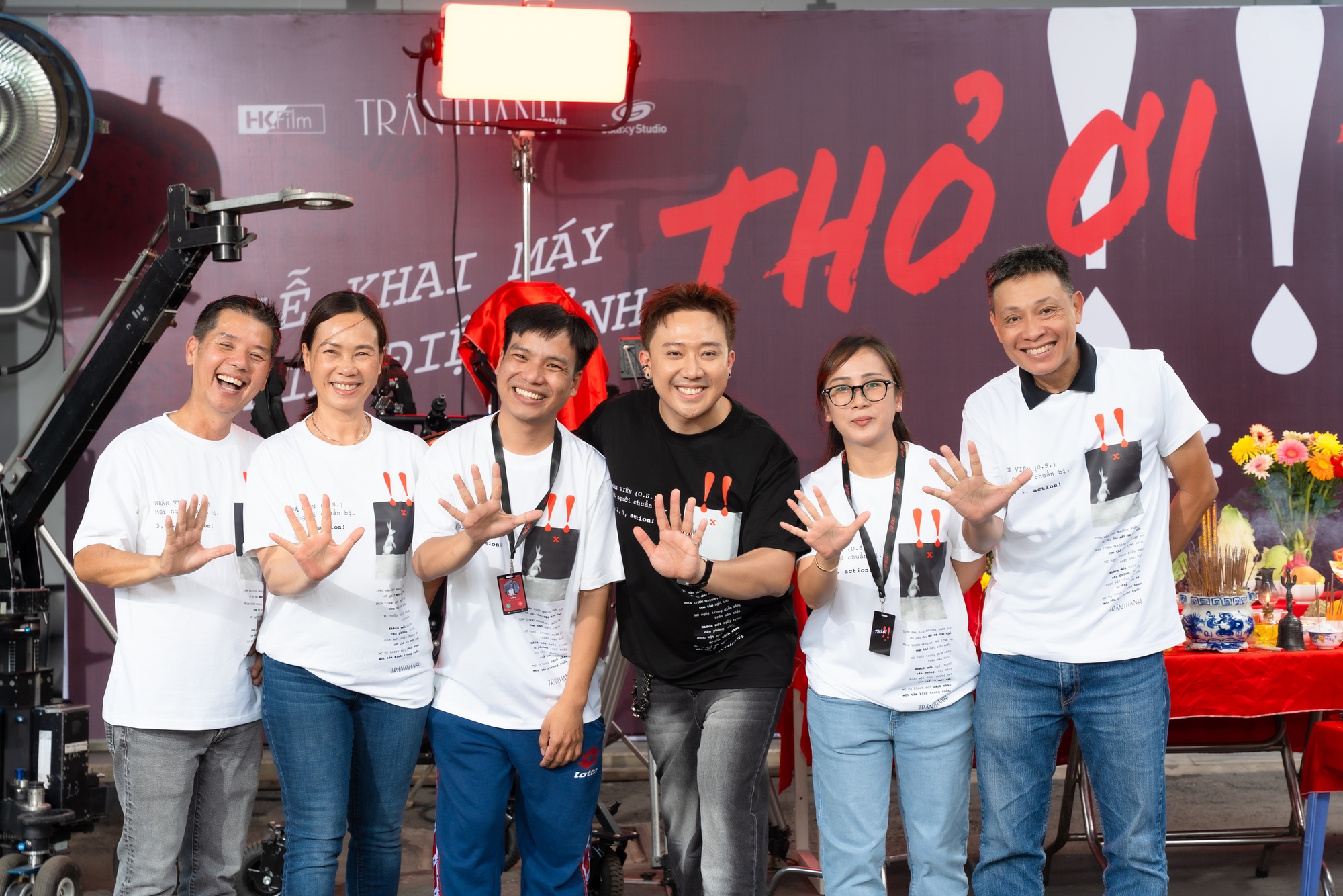 Trấn Thành tung poster phim Tết giấu mặt nữ chính, netizen soi nốt ruồi trên ngực rồi đồng loạt gọi tên 1 người- Ảnh 4. Trấn Thành tung poster phim Tết giấu mặt nữ chính, netizen soi nốt ruồi trên ngực rồi đồng loạt gọi tên 1 người- Ảnh 4.