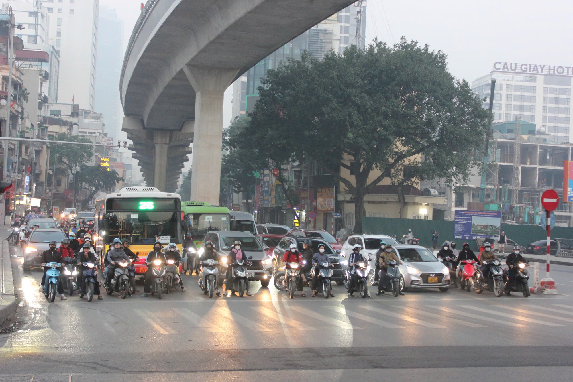 Hôm nay 10-12, ngày đầu hơn 1.800 camera AI "soi" phương tiện giao thông ở Hà Nội- Ảnh 1. Hôm nay 10-12, ngày đầu hơn 1.800 camera AI "soi" phương tiện giao thông ở Hà Nội- Ảnh 1.