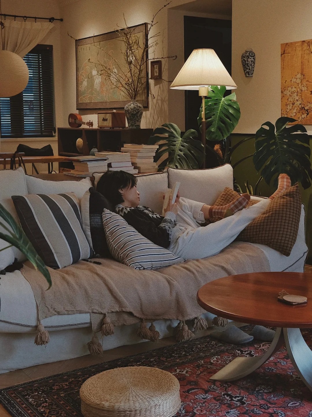 Cứ về đến cửa là tụt mood, lòng nặng trĩu? 6 mẹo dân gian 