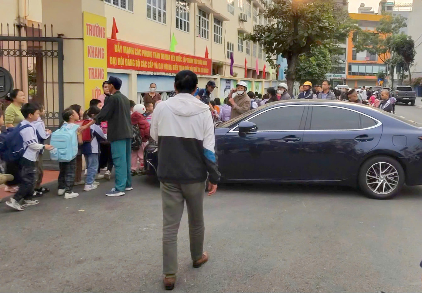 Vụ hiệu trưởng đỗ Lexus chắn cổng trường ở Quảng Ninh: Lãnh đạo phường Hạ Long nói gì?- Ảnh 1.