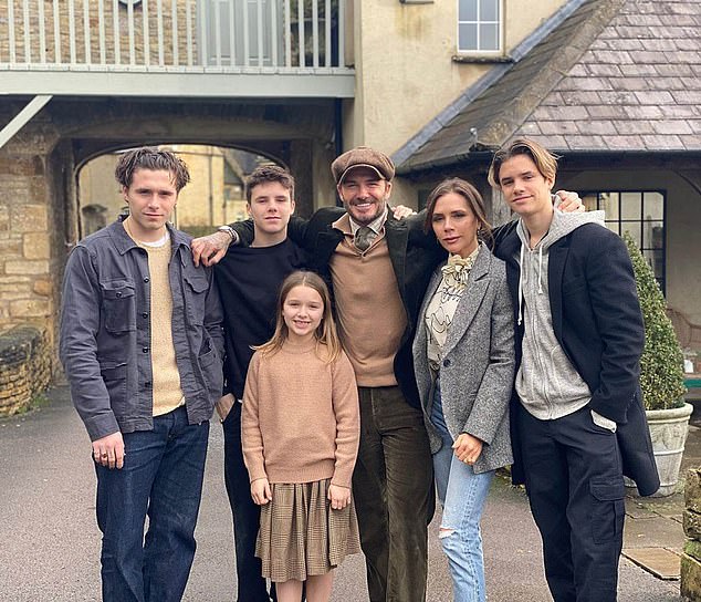 David Beckham - Victoria quá mệt mỏi rồi! Họ cố gắng liên lạc với con trai cả, mong con về nhà đón Giáng sinh- Ảnh 4. David Beckham - Victoria quá mệt mỏi rồi! Họ cố gắng liên lạc với con trai cả, mong con về nhà đón Giáng sinh- Ảnh 4.