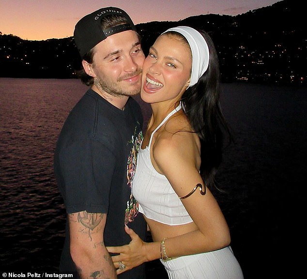 David Beckham - Victoria quá mệt mỏi rồi! Họ cố gắng liên lạc với con trai cả, mong con về nhà đón Giáng sinh- Ảnh 3. David Beckham - Victoria quá mệt mỏi rồi! Họ cố gắng liên lạc với con trai cả, mong con về nhà đón Giáng sinh- Ảnh 3.