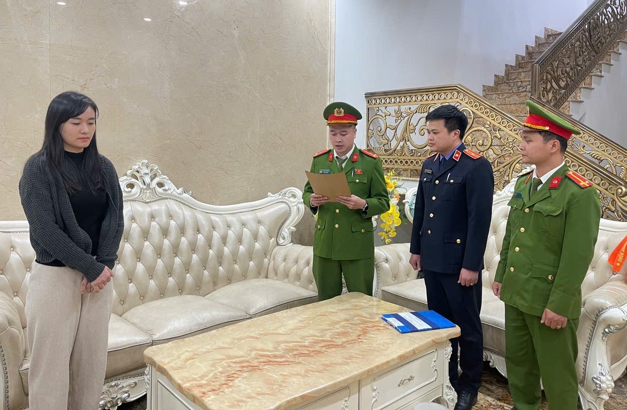 Ảnh: Khám xét nơi ở và nơi làm việc của vợ chồng chủ tiệm vàng Nguyễn Hữu Bình- Ảnh 7. Ảnh: Khám xét nơi ở và nơi làm việc của vợ chồng chủ tiệm vàng Nguyễn Hữu Bình- Ảnh 7.